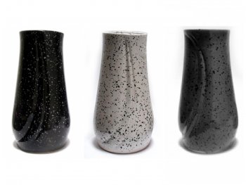 Decentní keramické vázy ozdobí náhrobek. Vyrábíme je v několika provedeních