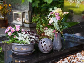 V keramické hřbitovní míse se bude květinám skvěle dařit
