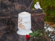 Urna na hrob s květem - bílé teraso