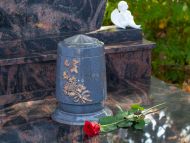 Urna na hrob s květem - šedé teraso