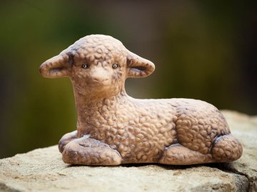 Keramická ovečka ležící - střední