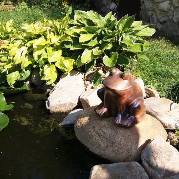 Keramická žába sedící