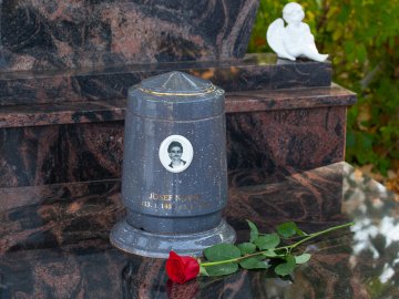 Urna na hrob s fotografií - šedé teraso